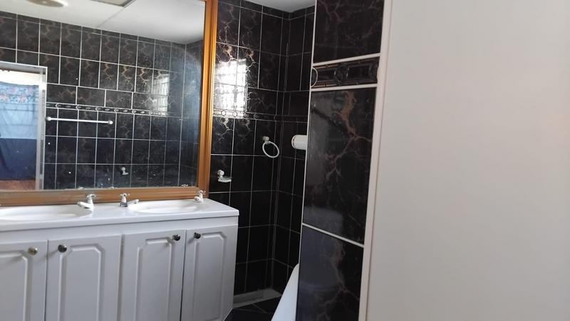 To Let 4 Bedroom Property for Rent in Southernwood Eastern Cape